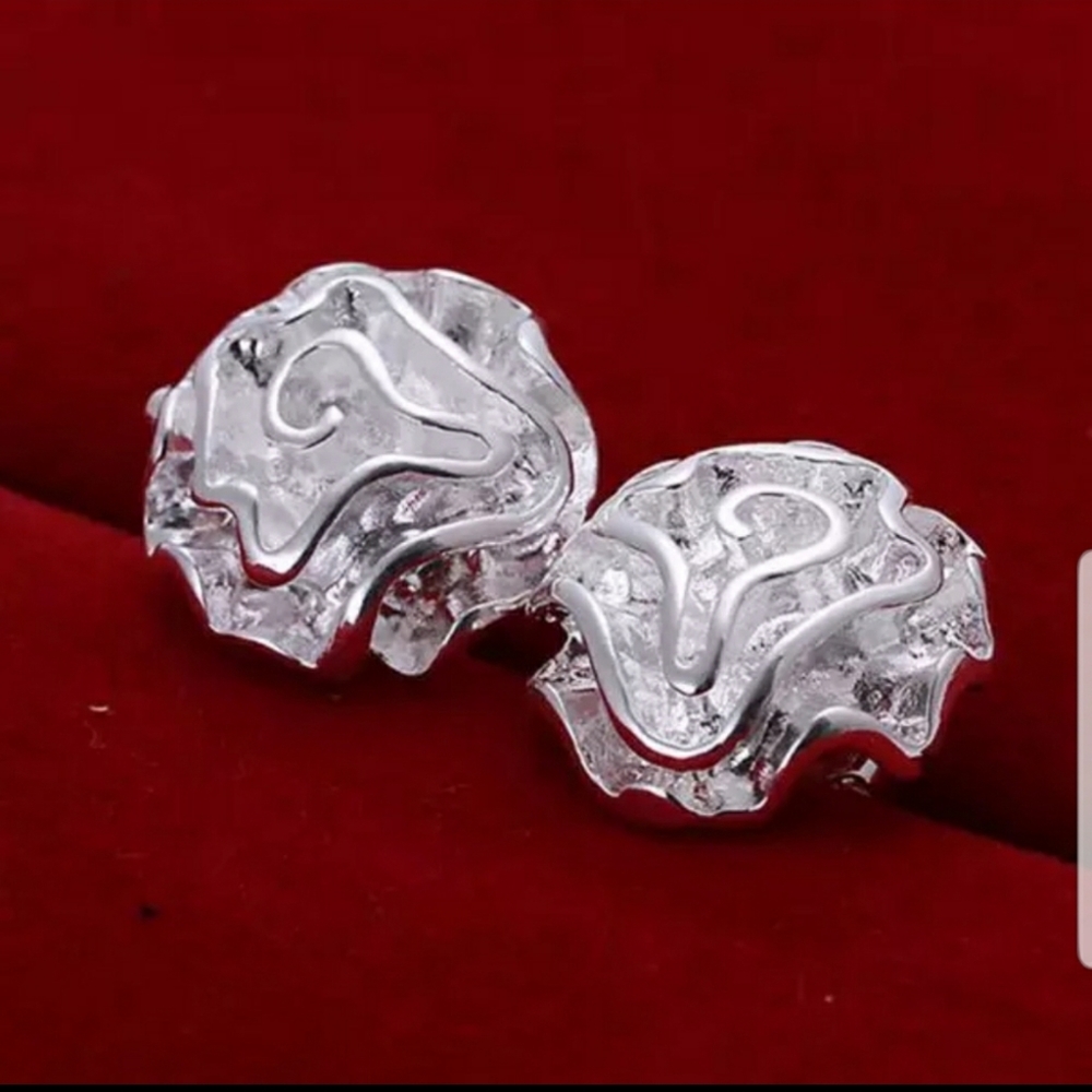 💚🍇Sterling silver rose pattern stud earnings